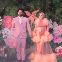 Sementara Ammar Zoni mengenakan setelan jas pink. Kesan dreamy pun semakin kuat dengan backdrop bunga-bunga besar. Foto: dok. Instagram/@_irishbella_