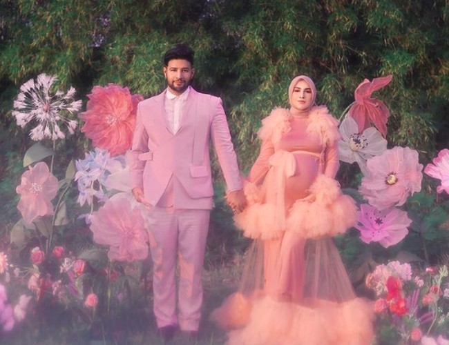 Irish Bella terlihat mengenakan busana yang berbeda. Masih mengenakan gaun bernuansa pink, kali ini busananya lebih ekstravaganza. Bagian bahu dan lengannya memiliki tekstur tulle yang bervolume. Foto: dok. Instagram/@_irishbella_