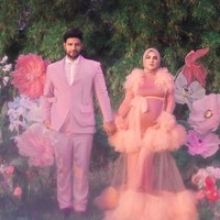 Irish Bella terlihat mengenakan busana yang berbeda. Masih mengenakan gaun bernuansa pink, kali ini busananya lebih ekstravaganza. Bagian bahu dan lengannya memiliki tekstur tulle yang bervolume. Foto: dok. Instagram/@_irishbella_