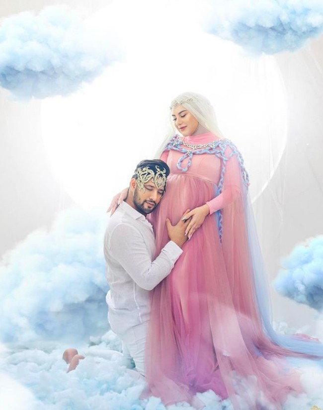 Irish Bella berpose mesra dengan suaminya Ammar Zoni. Sang suami memegang perut istrinya, Bak di negeri dongeng, Ammar Zoni menggunakan hiasan kepala. Sementara Irish Bella menggunakan hijab warna nude.Foto: dok. Instagram/@_irishbella_