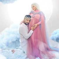 Irish Bella berpose mesra dengan suaminya Ammar Zoni. Sang suami memegang perut istrinya, Bak di negeri dongeng, Ammar Zoni menggunakan hiasan kepala. Sementara Irish Bella menggunakan hijab warna nude.Foto: dok. Instagram/@_irishbella_