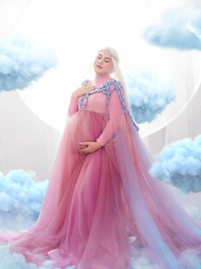 Busana pink yang digunakannya juga sebagai pertanda bahwa jenis kelamin anak keempatnya adalah perempuan. Foto: dok. Instagram/@_irishbella_