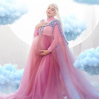 Busana pink yang digunakannya juga sebagai pertanda bahwa jenis kelamin anak keempatnya adalah perempuan. Foto: dok. Instagram/@_irishbella_