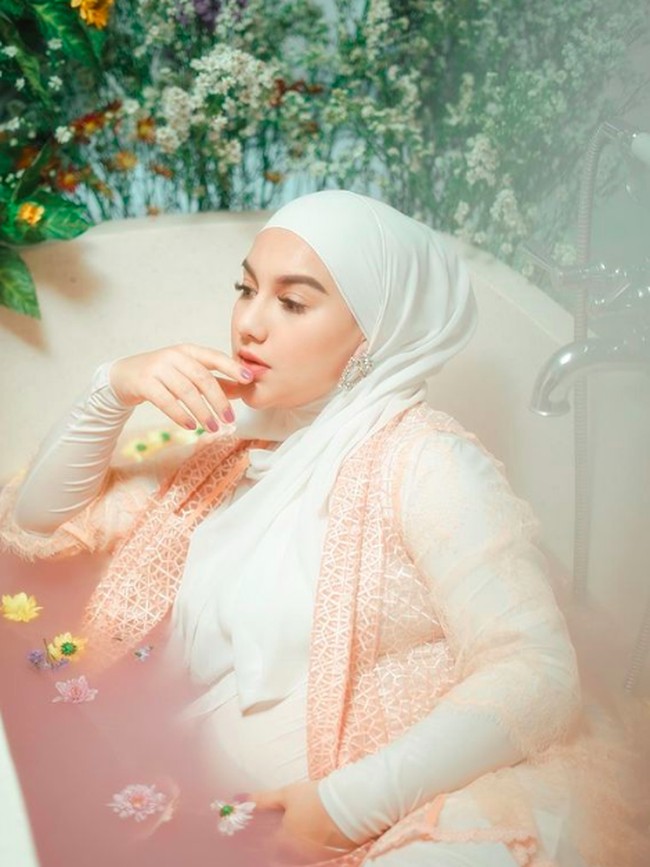 Di foto ini tampilan pesinetron 26 tahun itu lebih kasual. Irish Bella mengenakan baju putih dengan vest warna peach. Foto: dok. Instagram/@_irishbella_