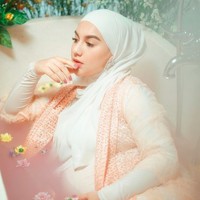 Di foto ini tampilan pesinetron 26 tahun itu lebih kasual. Irish Bella mengenakan baju putih dengan vest warna peach. Foto: dok. Instagram/@_irishbella_