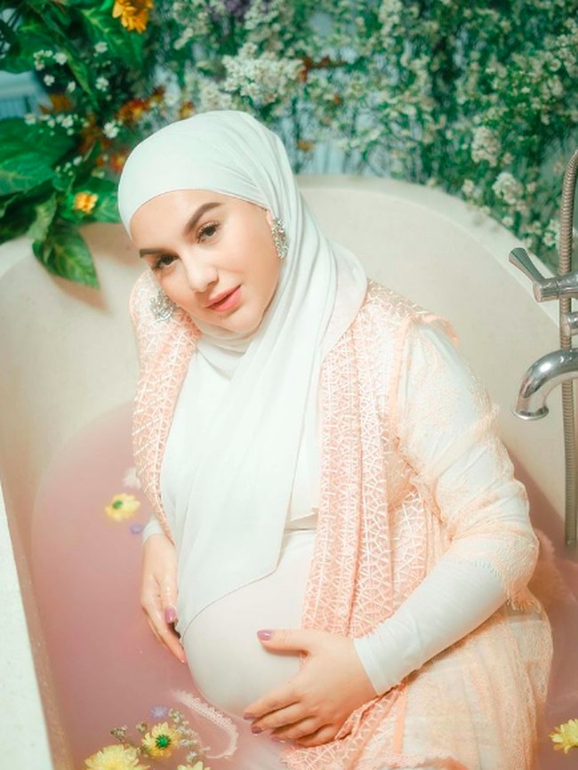 Irish Bella berpose di bathtub. Di Instagramnya, aktris berhijab itu mengumumkan kelahiran anak keempatnya. Bismillah. Alhamdulillah segala puji bagi Allah SWT. Telah lahir putri ke-4 kami hari ini pukul 8.49 WIB tadi di @rsiabinamedika,” pengumumannya. Irish Bella saat ini memiliki tiga anak, sebelumnya dia pernah sekali keguguran. Foto: dok. Instagram/@_irishbella_
