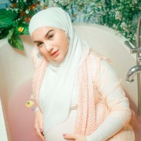 Irish Bella berpose di bathtub. Di Instagramnya, aktris berhijab itu mengumumkan kelahiran anak keempatnya. Bismillah. Alhamdulillah segala puji bagi Allah SWT. Telah lahir putri ke-4 kami hari ini pukul 8.49 WIB tadi di @rsiabinamedika,” pengumumannya. Irish Bella saat ini memiliki tiga anak, sebelumnya dia pernah sekali keguguran. Foto: dok. Instagram/@_irishbella_