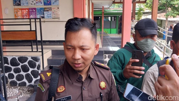 Jaksa Penuntut Umum Yogi Sudarsono saat diwawancarai awak media.