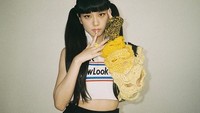 Dalam MV Pink Venom, Jisoo tampil dengan beberapa gaya berbeda. (Foto: dok. Instagram @sooyaaa__) 