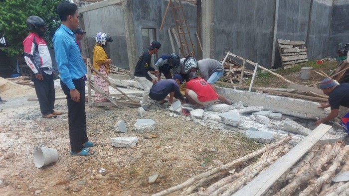 Dua pekerja bangunan, Rahmat (45) dan Iskandar (50) warga Kabupaten Banjar, Kalimantan Selatan (Kalsel) tewas tertimpa material bangunan ruko saat sedang bekerja.