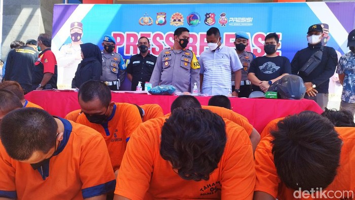 Kapolres Gresik AKBP Muhammad Noer Azis saat konferensi pers ungkap kasus narkoba dan judi online.