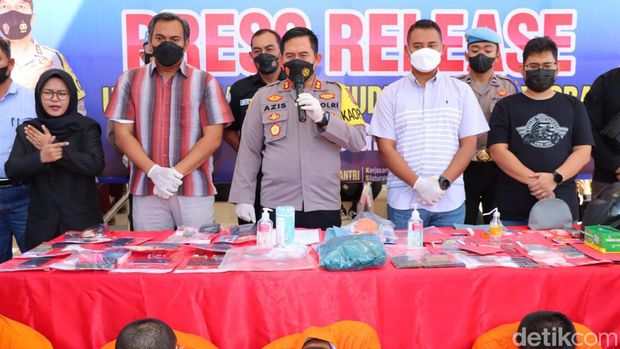 Kapolres Gresik AKBP Muhammad Noer Azis saat konferensi pers ungkap kasus narkoba dan judi online.