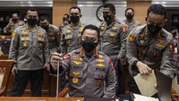 Kapolri Jenderal Pol Listyo Sigit Prabowo membetulkan letak mikrofon sebelum rapat dengan DPR. Rapat tersebut membahas terkait kasus dugaan pembunuhan berencana terhadap Brigadir Yosua oleh mantan Kadiv Propam Irjen Ferdy Sambo.