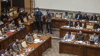 Dalam rapat ini, Kapolri membawa Tim Khusus yang menangani kasus ini.
