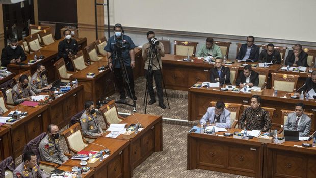 Kapolri Jenderal Pol Listyo Sigit Prabowo (kanan bawah) bersiap mengikuti rapat kerja dengan Komisi III DPR di Kompleks Parlemen, Senayan, Jakarta, Rabu (24/8/2022). Rapat tersebut membahas terkait kasus dugaan pembunuhan berencana terhadap Brigadir Yosua di rumah dinas mantan Kadiv Propam Irjen Pol Ferdy Sambo. ANTARA FOTO/Aprillio Akbar/rwa.