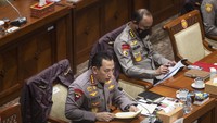 Sigit menjawab berondongan pertanyaan DPR. Ia mengatakan tetap memegang teguh arahan Presiden Joko Widodo (Jokowi) dalam mengusut kasus ini. 
