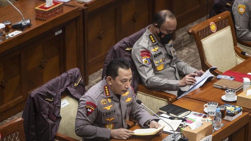 Kapolri Jenderal Pol Listyo Sigit Prabowo (kanan bawah) bersiap mengikuti rapat kerja dengan Komisi III DPR di Kompleks Parlemen, Senayan, Jakarta, Rabu (24/8/2022). Rapat tersebut membahas terkait kasus dugaan pembunuhan berencana terhadap Brigadir Yosua di rumah dinas mantan Kadiv Propam Irjen Pol Ferdy Sambo. ANTARA FOTO/Aprillio Akbar/rwa.