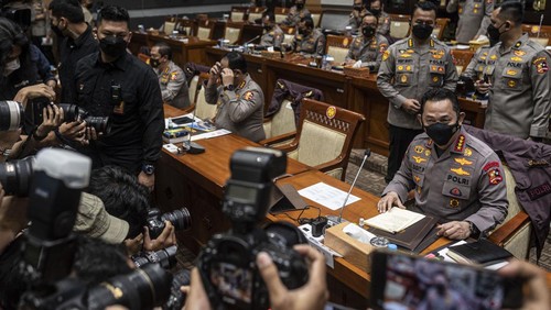 Kapolri Jenderal Pol Listyo Sigit Prabowo (kanan bawah) bersiap mengikuti rapat kerja dengan Komisi III DPR di Kompleks Parlemen, Senayan, Jakarta, Rabu (24/8/2022). Rapat tersebut membahas terkait kasus dugaan pembunuhan berencana terhadap Brigadir Yosua di rumah dinas mantan Kadiv Propam Irjen Pol Ferdy Sambo. ANTARA FOTO/Aprillio Akbar/rwa.