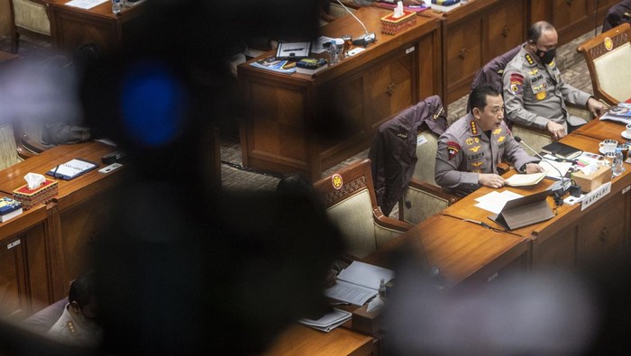 Kapolri Jenderal Pol Listyo Sigit Prabowo (kanan bawah) bersiap mengikuti rapat kerja dengan Komisi III DPR di Kompleks Parlemen, Senayan, Jakarta, Rabu (24/8/2022). Rapat tersebut membahas terkait kasus dugaan pembunuhan berencana terhadap Brigadir Yosua di rumah dinas mantan Kadiv Propam Irjen Pol Ferdy Sambo. ANTARA FOTO/Aprillio Akbar/rwa.