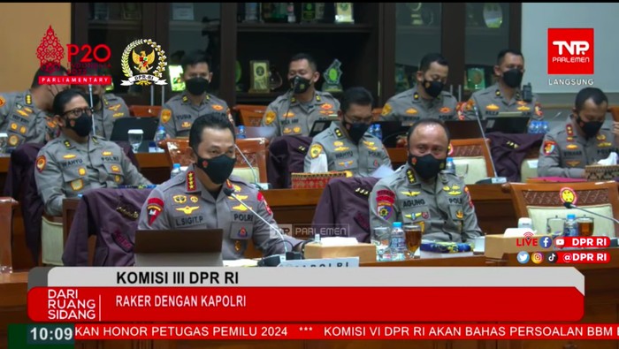 Kapolri Jenderal Listyo Sigit Prabowo saat rapat dengan Komisi III DPR mengenai kasus Ferdy Sambo