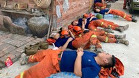 Para petugas kelelahan dan tertidur pulas usai memadamkan api yang membakar hutan di pegunungan Chongqing, China.