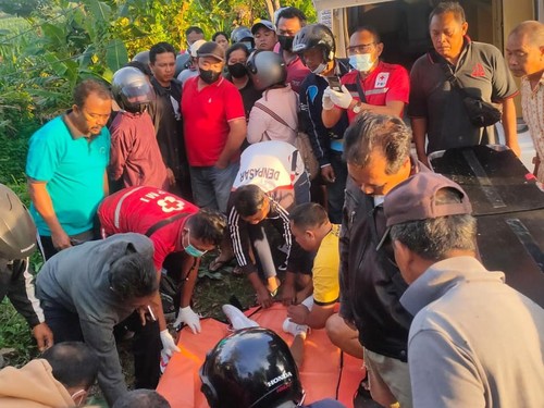 Petugas PMI dibantu warga saat mengevakuasi jenazah IMAP di lokasi kejadian