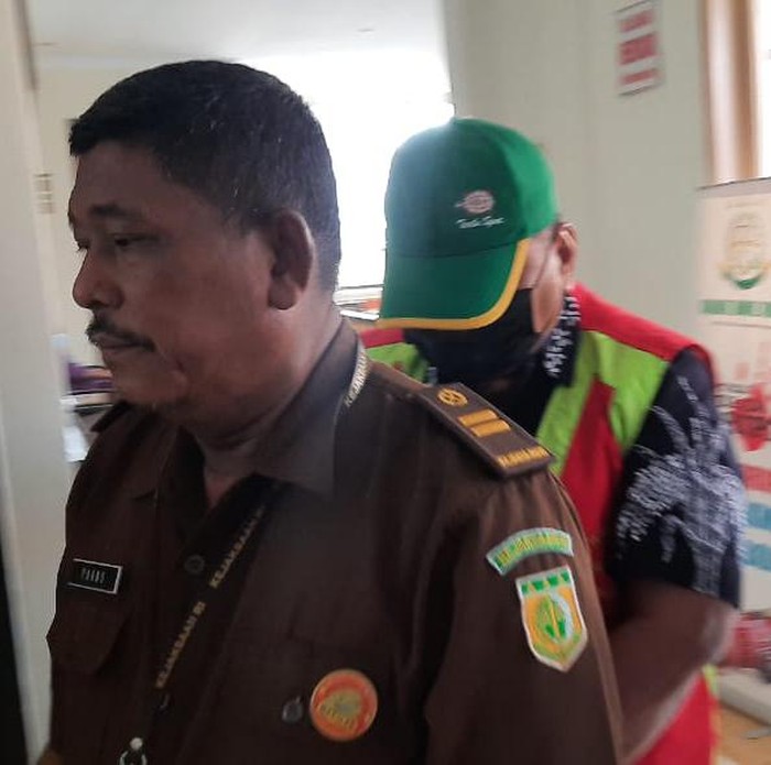 kejari lamongan eksekusi Mantan Kepala Dinas perpustakaan