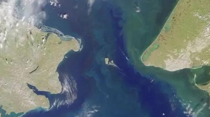 Fenomena alam unik bisa disaksikan di Kepulauan Diomede. Diomede adalah sepasang pulau yang memiliki banyak perbedaan, termasuk perbedaan negara dan perbedaan waktu.