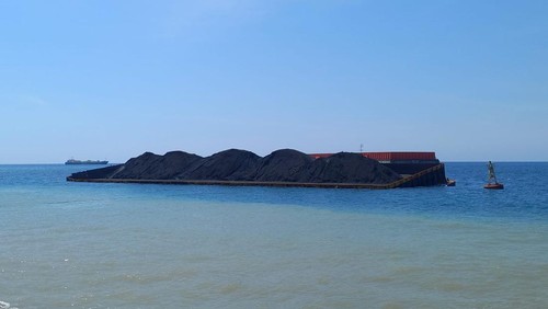 Kondisi kapal tongkang bermuatan batu bara yang dikandaskan di Kawasan Laut Celukan Bawang, Kecamatan Gerokgak, Kabupaten Buleleng, Bali, Rabu (24/8/2022).