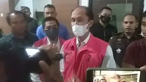 Dirut RSUD Praya dr Muzaki Langkir saat memberikan keterangan kepada wartawan usai resmi ditetapkan sebagai tersangka korupsi di Kejari Praya