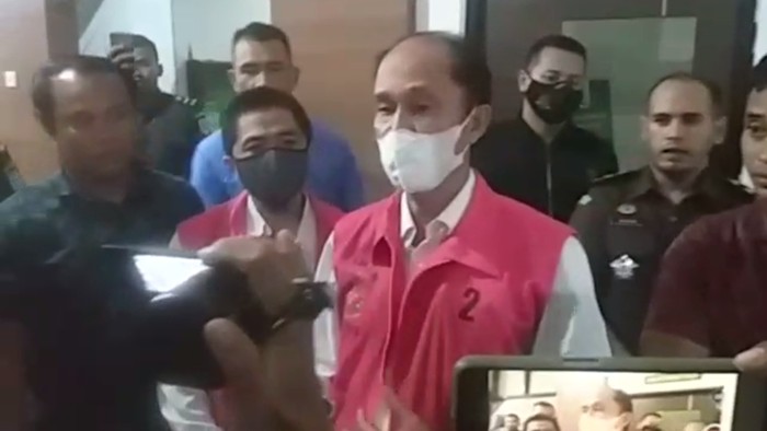 Dirut RSUD Praya dr Muzaki Langkir saat memberikan keterangan kepada wartawan usai resmi ditetapkan sebagai tersangka korupsi di Kejari Praya