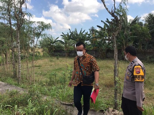 Pemeriksaan fisik aset yang disita sebagai barang bukti dalam kasus dugaan korupsi LPD Ungasan berupa tanah dan bangunan di Kabupaten Lombok Tengah, Provinsi Nusa Tenggara Barat, Selasa (23/8/2022).