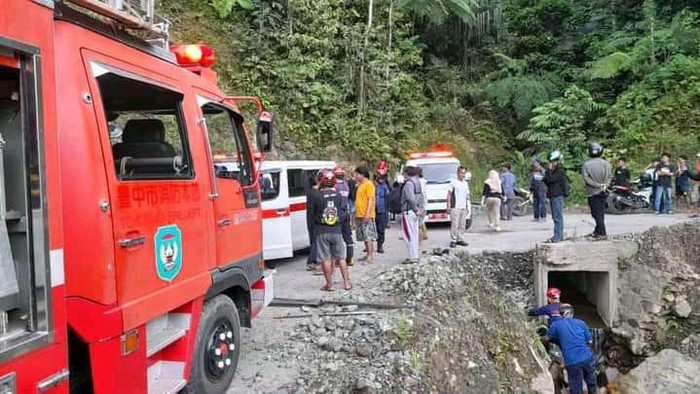 Pengendara motor wanita berinisial LK (20) dan PM (19) jatuh ke jurang di Jalan Poros Bastem, Kota Palopo, Sulawesi Selatan (Sulsel).