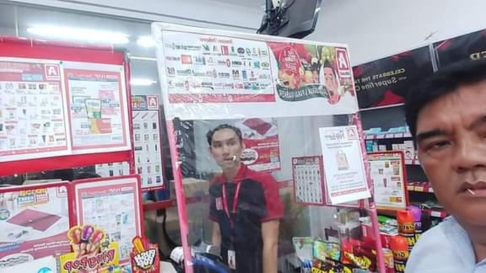 Legislator Manado saat berbelanja di Alfamidi.
