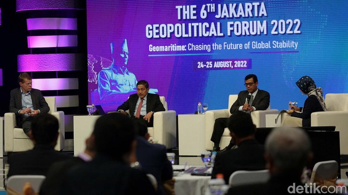 Sam Roggeveen, Direktur International Security Program of Lowy Institute Laksamana Purn Prof. Dr. Marsetio, Professor Universitas Pertahanan Indonesia, Dr. Andi Widjajanto Gubernur Lemhanas saat berdiskusi di Jakarta, Rabu (24/8/2022). Lemhannas RI sejak didirikan oleh Presiden Ir. Soekarno tanggal 20 Mei 1965 memiliki mandat menjadi sekolah geopolitik. Untuk jalankan amanat tersebut, Lemhannas pada 2022 ini selenggarakan The 6th Jakarta Geopolitical Forum yang mengangkat tema 'Geomaritime: Chasing the Future of Global Stability'.