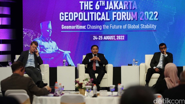 Sam Roggeveen, Direktur International Security Program of Lowy Institute Laksamana Purn Prof. Dr. Marsetio, Professor Universitas Pertahanan Indonesia, Dr. Andi Widjajanto Gubernur Lemhanas saat berdiskusi di Jakarta, Rabu (24/8/2022). Lemhannas RI sejak didirikan oleh Presiden Ir. Soekarno tanggal 20 Mei 1965 memiliki mandat menjadi sekolah geopolitik. Untuk jalankan amanat tersebut, Lemhannas pada 2022 ini selenggarakan The 6th Jakarta Geopolitical Forum yang mengangkat tema Geomaritime: Chasing the Future of Global Stability.