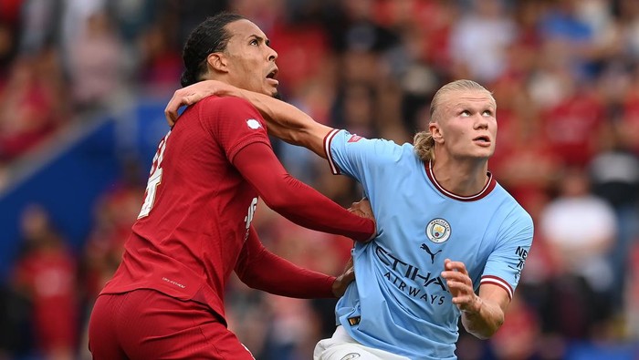 LEICESTER, ENGLAND - JULY 30: Virgil van Dijk of Liverpool and Erling Haaland of Manchester City grapple for a high ball during the The FA Community Shield between Manchester City and  Liverpool at The King Power Stadium on July 30, 2022 in Leicester, England. (Photo by Michael Regan - The FA/The FA via Getty Images)