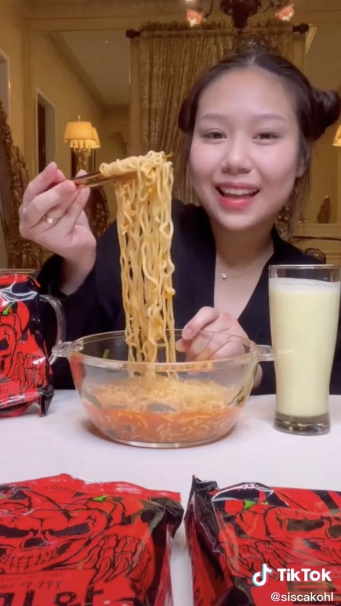 Makan Ramen Terpedas di Dunia, Sisca Kohl Malah 'Santuy' Menikmatinya