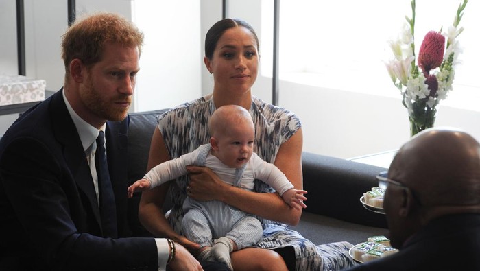 Britains Duke and Duchess of Sussex, Prince Harry and his wife Meghan hold their baby son Archie as they meet with Archbishop Desmond Tutu at the Tutu Legacy Foundation  in Cape Town on September 25, 2019. - The British royal couple are on a 10-day tour of southern Africa -- their first official visit as a family since their son Archie was born in May. (Photo by HENK KRUGER / POOL / AFP)        (Photo credit should read HENK KRUGER/AFP via Getty Images)