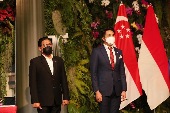 Menteri Desa, Pembangunan Daerah Tertinggal dan Transmigrasi (Mendes PDTT), Abdul Halim Iskandar saat mewakili Indonesia dalam perayaan HUT ke-57 Hari Nasional Republik Singapura yang berlangsung di Hotel Shangri-La, Jakarta, pada  Selasa (23/82022) malam.
