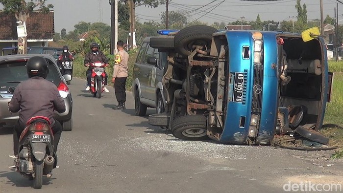 Minibus terguling di jalan Bangak-Simo, Kabupaten Boyolali, Rabu (24/8/2022).