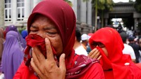 Putusan ini disambut tangis pendukung Najib Razak.