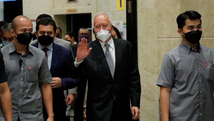 Momen Najib Razak Dibawa ke Penjara usai Banding Ditolak Former Malaysian Prime Minister Najib Razak gestures during the break of his court proceeding at the Federal Court, in Putrajaya, Malaysia August 23, 2022. REUTERS/Hasnoor Hussain