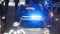 Sebuah mobil yang ditumpangi mantan Perdana Menteri Malaysia Najib Razak meninggalkan Pengadilan Federal di Putrajaya, Malaysia, usai sidang banding yang diajukan Nazib Razak, Selasa 23 Agustus 2022.
