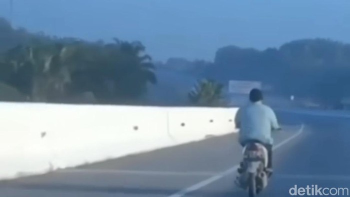 Motor masuk tol.