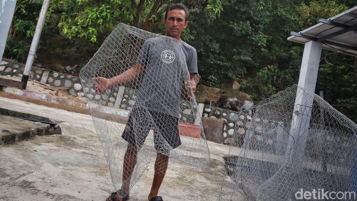 Zulfani membawa alat tangkap ikan atau bubu di Pulau Keramut, Kabupaten Kepulauan Anambas, Kepulauan Riau, Kamis (4/8/2022). Zulfani adalah seorang penjual bubu ikan di Pulau Keramut. Usaha kecil-kecilan yang dirintis oleh Zulfani ini sukses menambah penghasilan untuk menghidupkan keluarga kecilnya.