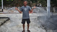 Zulfani menunjukkan bubu ikan yang ia buat. Meski keuntungan yang didapat tidak terlalu besar, Zulfani tetap membuat bubu ikan dengan penuh semangat untuk biaya kuliah anaknya.