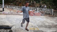 Zulfani membawa alat tangkap ikan atau bubu yang ia bikin sendiri di Pulau Keramut, Kabupaten Kepulauan Anambas, Kepulauan Riau, Kamis (4/8/2022). Zulfani merupakan perajin bubu ikan di Pulau Keramut. Usaha kecil-kecilan tersebut menambah penghasilannya sebagai nelayan.