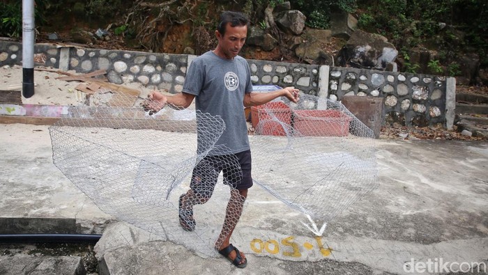 Zulfani membawa alat tangkap ikan atau bubu di Pulau Keramut, Kabupaten Kepulauan Anambas, Kepulauan Riau, Kamis (4/8/2022). Zulfani adalah seorang penjual bubu ikan di Pulau Keramut. Usaha kecil-kecilan yang dirintis oleh Zulfani ini sukses menambah penghasilan untuk menghidupkan keluarga kecilnya.