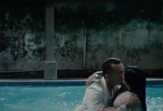 Dalam film ini Ayushita dan Nicholas Saputra tampak beberapa kali beradegan ciuman mesra. Seperti saat adegan di kolam renang yang satu ini. Foto: Youtube/Tajuk Viral TV